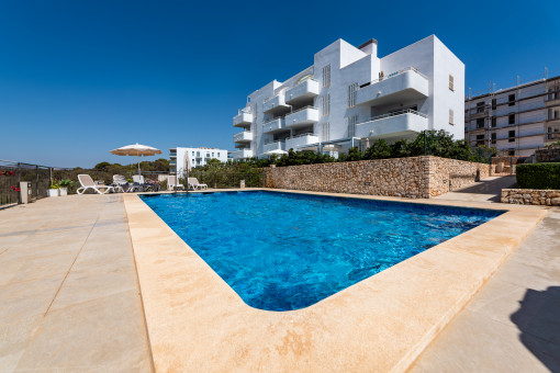 Modern apartment with large roof terrace, communal pool and wonderful panoramic views as far as the harbor in Cala d'Or