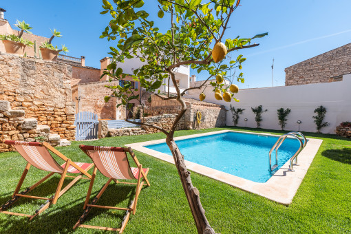 For Mallorca enthusiasts - Renovated, traditional passive townhouse with patio and pool in the heart of Santanyi for temporary rental