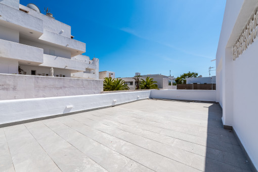 Renovated apartment with large terrace only a few metres from the beach